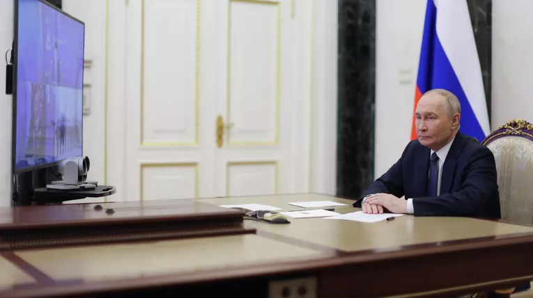 Фото: Президент РФ Владимир Путин в режиме видеоконференции принимает участие в церемонии закладки атомного ледокола “Сталинград” (РИА Новости)