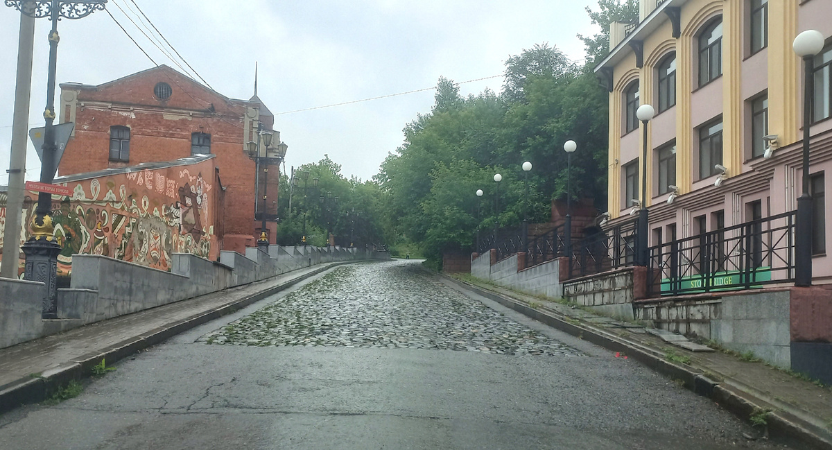 Листайте. Едем вверх по улице Бакунина. 