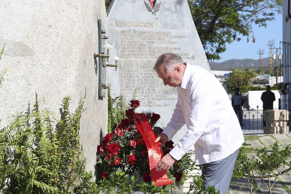    Губернатор принял участие в церемонии возложения цветов. Фото: gov.spb.ru