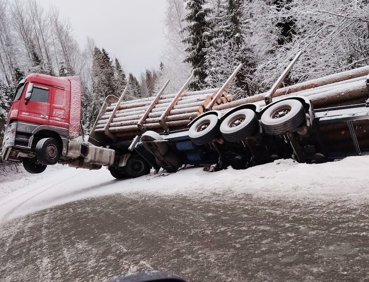    Лесовоз перевернулся на границе Пряжинского и Олонецкого районов Карелии© Кинелахта - меж двух озер