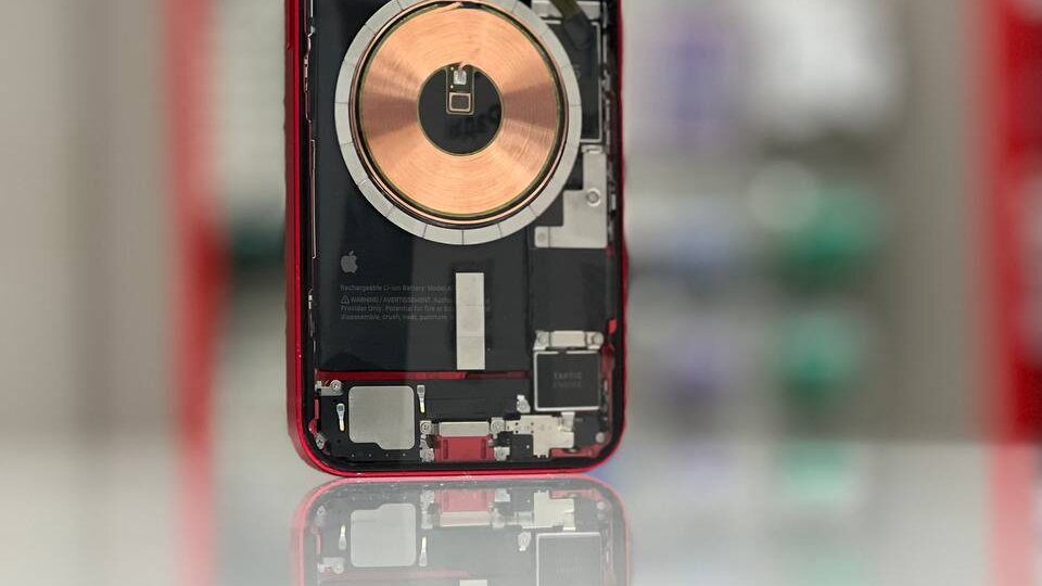 📱 Прозрачный iPhone: когда техника становится искусством