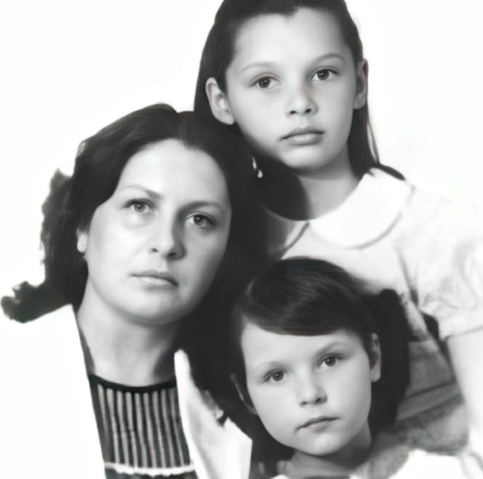 Светлана Антонова в детские годы с мамой и старшей сестрой Натальей
