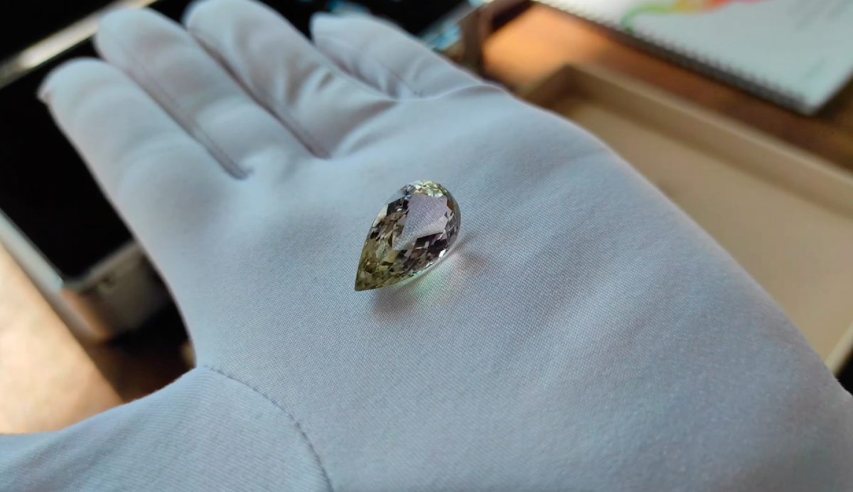 Полихромный берилл с о. Мадагаскар. В мире не существует ни одного полихромного берилла в ювелирном качестве, кроме нескольких экземпляров в коллекции Александра