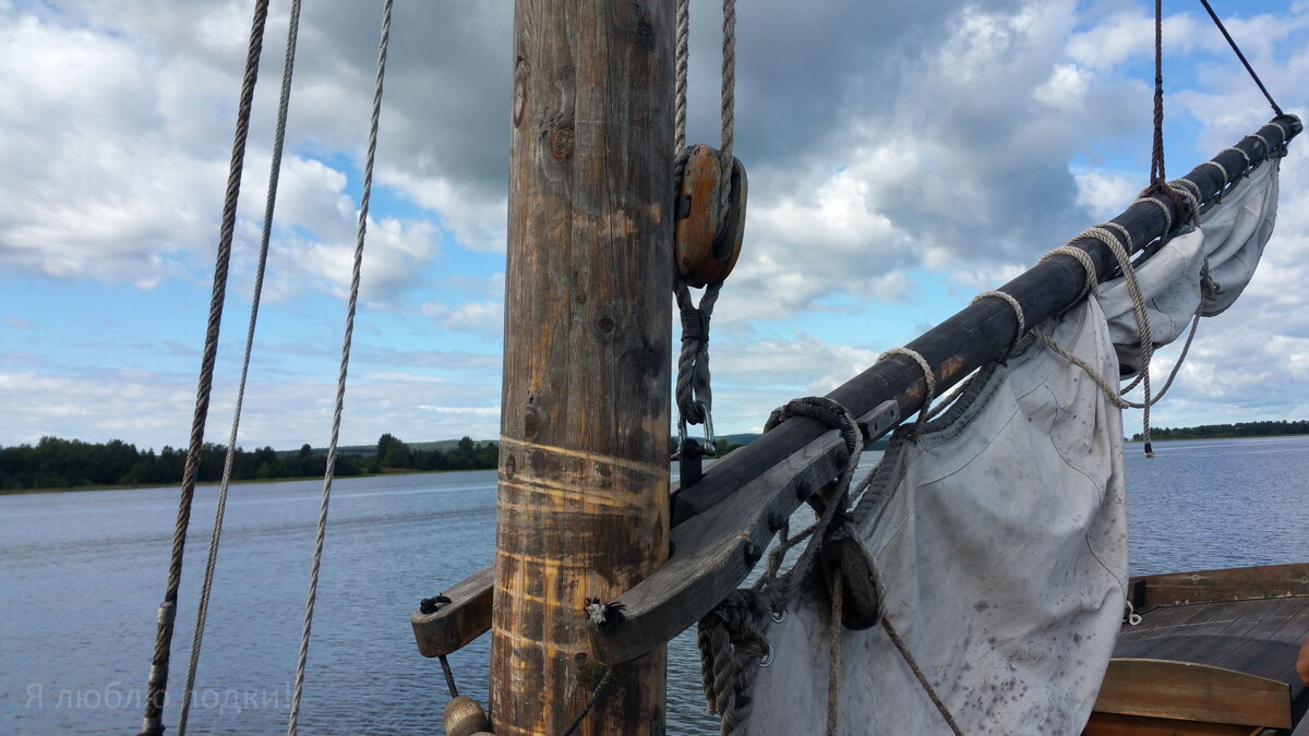 Гафель, усы и гардель бизани. Усы подвижно соединяют пятку гафеля с мачтой. Гардель - снасть, поднимающая пятку гафеля. Дирик-фал - снасть, поднимающая заднюю часть гафеля (топ) через шпрюйт (веревка в виде перевёрнутой V в правом верхнем углу).