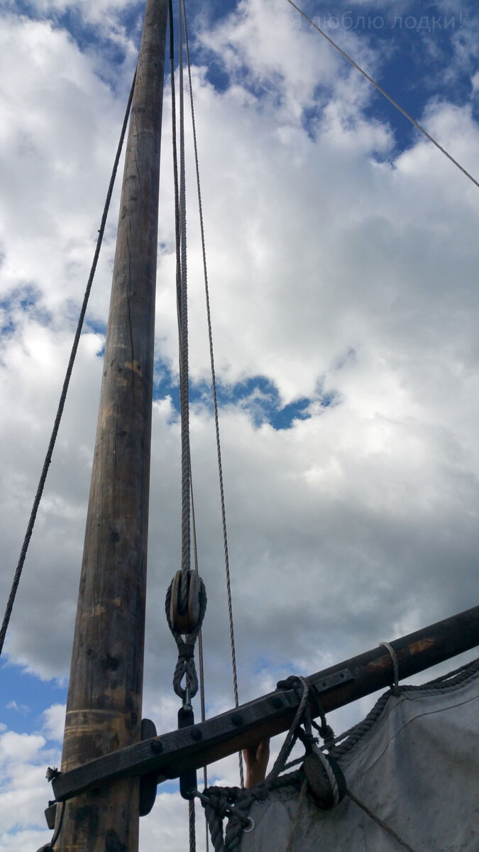 Судя по трещинам, мачта из целого ствола, то есть не клеенная