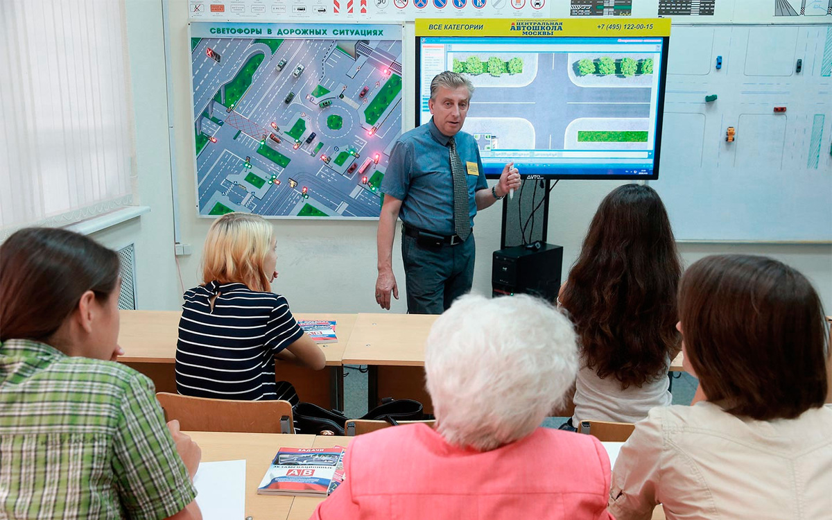    Обычно в автошколах практикуется расписание по четыре часа четыре раза в неделю.Сергей Фадеичев / ТАСС