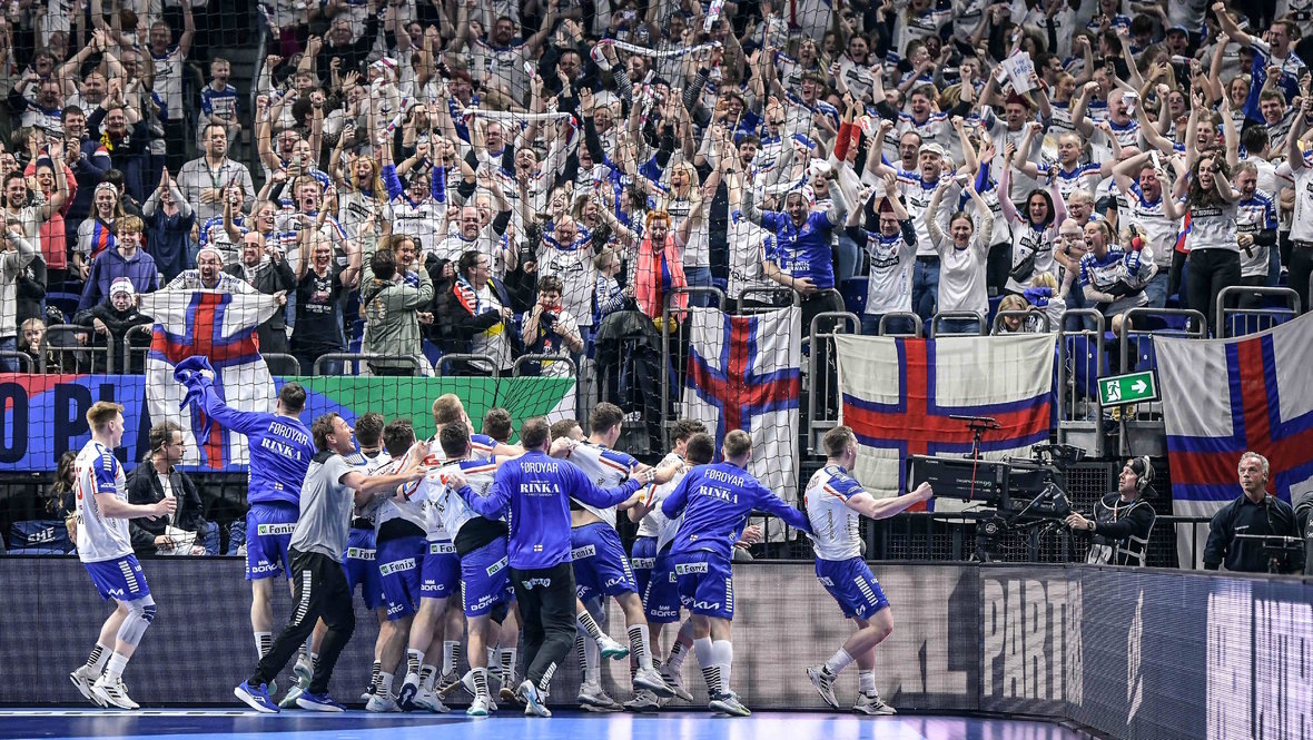    Фарерские гандболисты с болельщиками сборной. Global Look Press