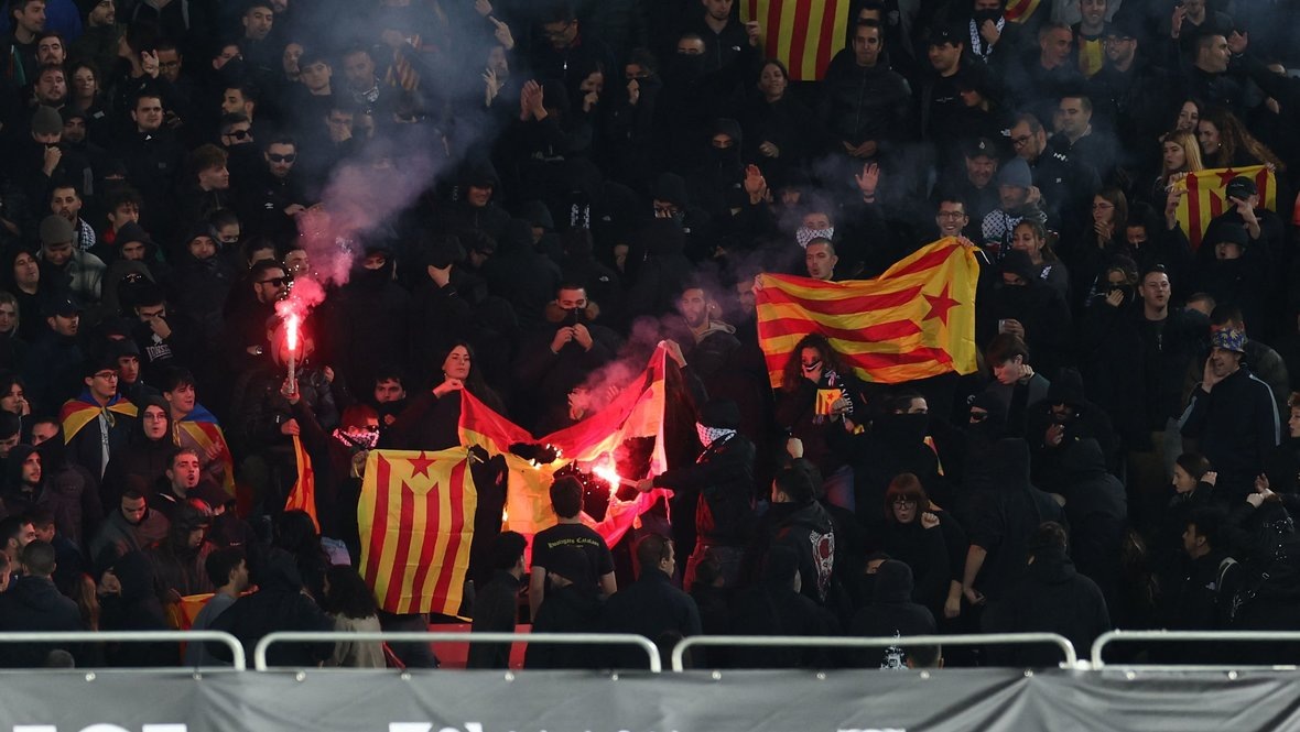    Фанаты сожгли флаг Испании на матче сборных Каталонии и Палестины. Reuters