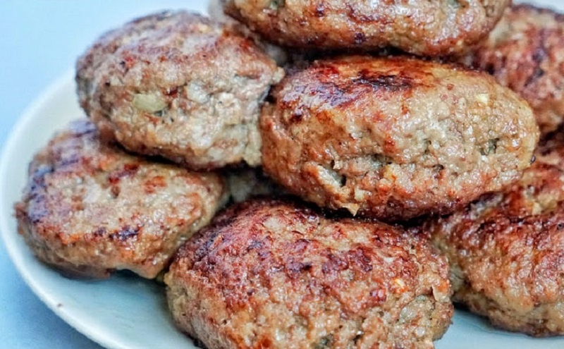 Сочные мясные котлеты из простых ингредиентов: рецепт и секреты