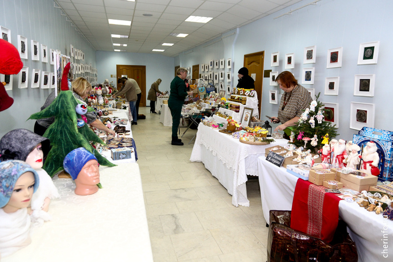    Ярмарка корпоративных новогодних подарков работала сегодня в холле библиотеки имени Верещагина на Доменщиков, 32