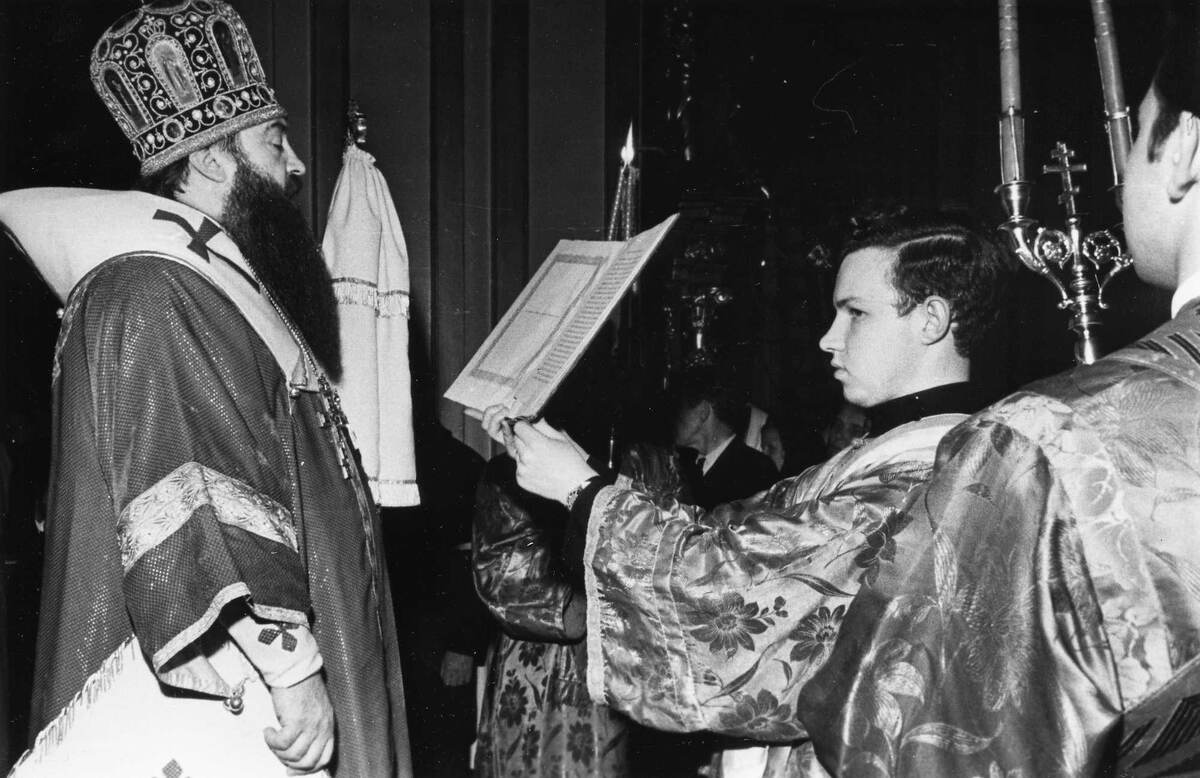 1960-е годы. Будущий Святейший Патриарх Кирилл иподиакон у митрополита Ленинградского Никодима (Ротова). Архив СПбДА