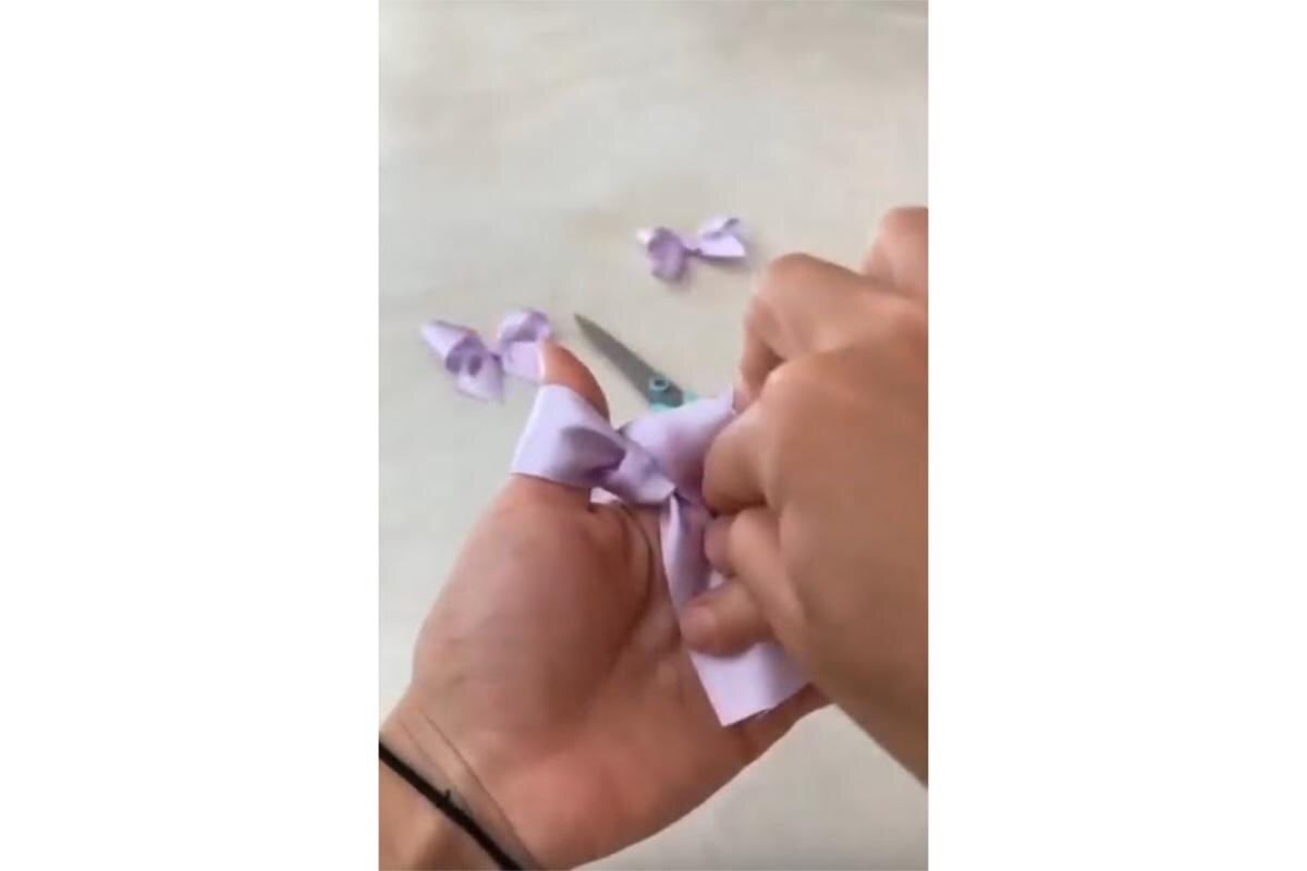 Копилка вязаных: схемы, описания, мастер-классы / VK📷Бант можно завязать прямо на пальцах