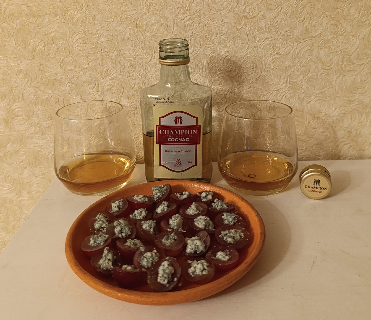 Очень вкусно под коньяк: виноград с сыром с плесенью!