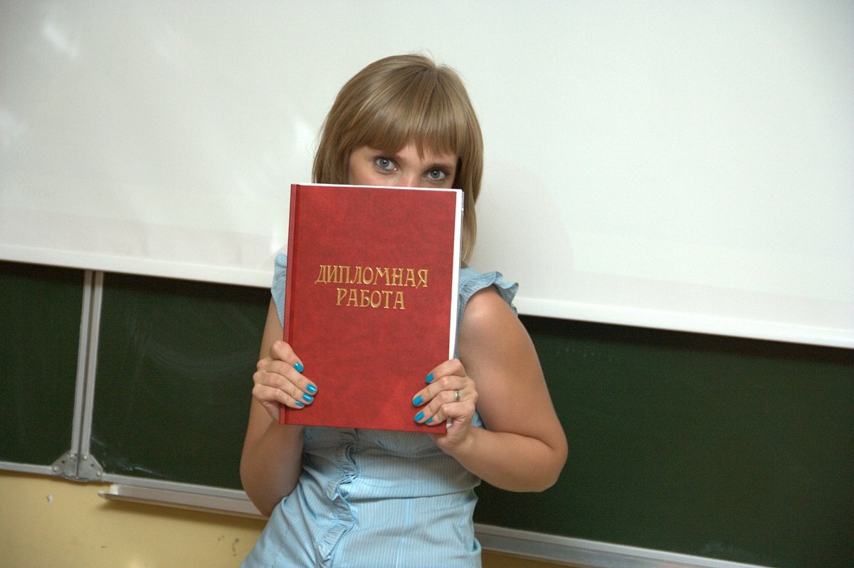 По образованию я, кстати, учитель информатики. Но учителем никогда не работала. 