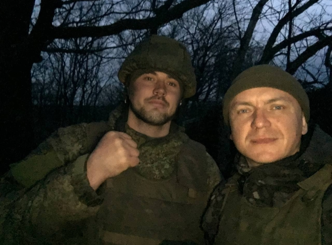 Дорогие друзья!

Сегодня, в этот особенный день, хочу поздравить всех мужчин с Днем мужчин! 🎉

Как человек, который пережил трудные времена на войне, я понимаю, что настоящая мужественность заключается не только в физической силе или умении сражаться. Это также о стойкости духа, о том, как мы поддерживаем друг друга в трудные моменты и проявляем заботу о своих близких.

На поле боя я увидел, что настоящая сила — это умение быть рядом, когда это действительно нужно. Это поддержка товарища, который готов прийти на помощь, и понимание, что за каждым из нас стоит история, полная испытаний и побед.

Сегодня я хочу напомнить всем мужчинам: не бойтесь быть уязвимыми, не стесняйтесь выражать свои чувства и эмоции. Мы не только защитники, но и друзья, отцы, братья и сыновья. И именно в этой многогранности заключается наша сила.

Давайте отмечать этот день с гордостью за то, кто мы есть, и с надеждой на то, что впереди нас ждет мирное будущее. Пусть каждый из нас станет опорой для своих близких и вдохновением для других.

С Днем мужчин! Будьте сильными, но не забывайте о доброте и человечности. 💪❤️