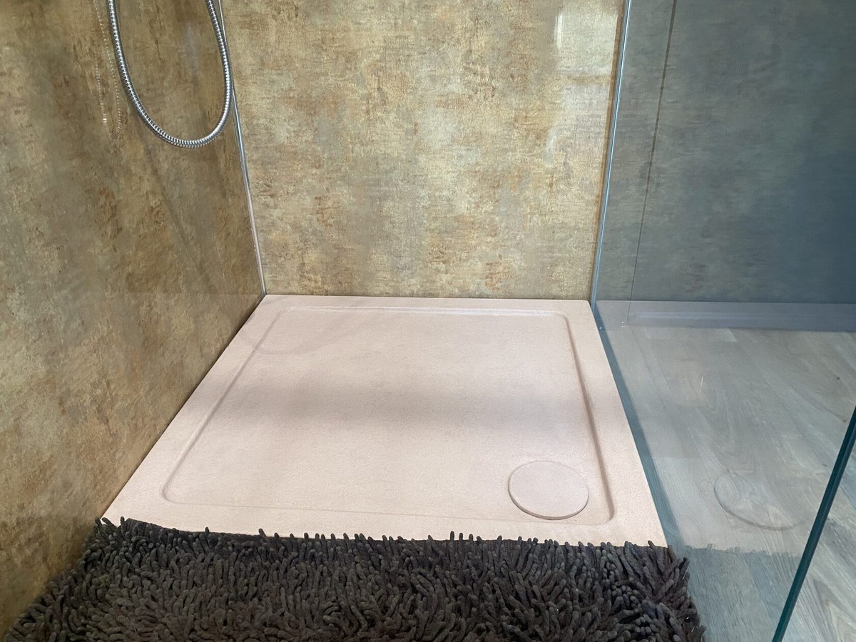 Классический квадратный поддон из микроцемента с наклонным дном