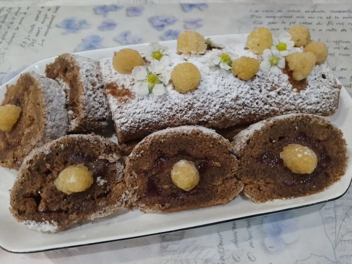 Шоколадный рулет с начинкой из клубничного варенья