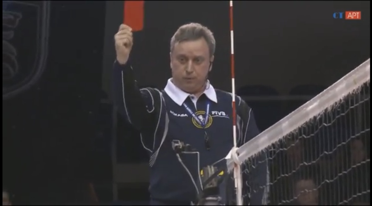 Илья Колосков показывает карточку Егору Феоктистов