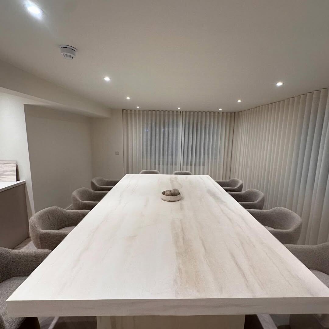 Большой обеденный стол из микроцемента