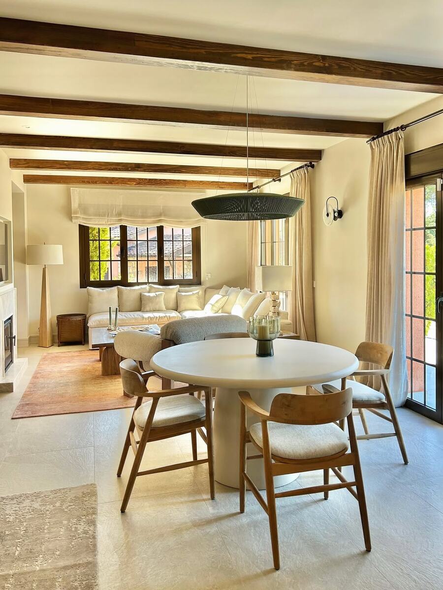 Круглый стол из микроцемента.