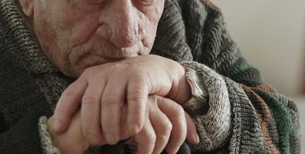 Сын гнусно предал старого отца, поменяв его на злобную бабу