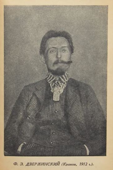 Из какой-то старой книги. Очевидно, фото сильно отретушировано еще в момент изготовления. Как это было принято в те годы. 