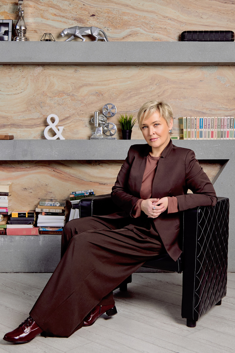 Анжелика Недобей в позе практикующего психолога, ожидающего клиента))