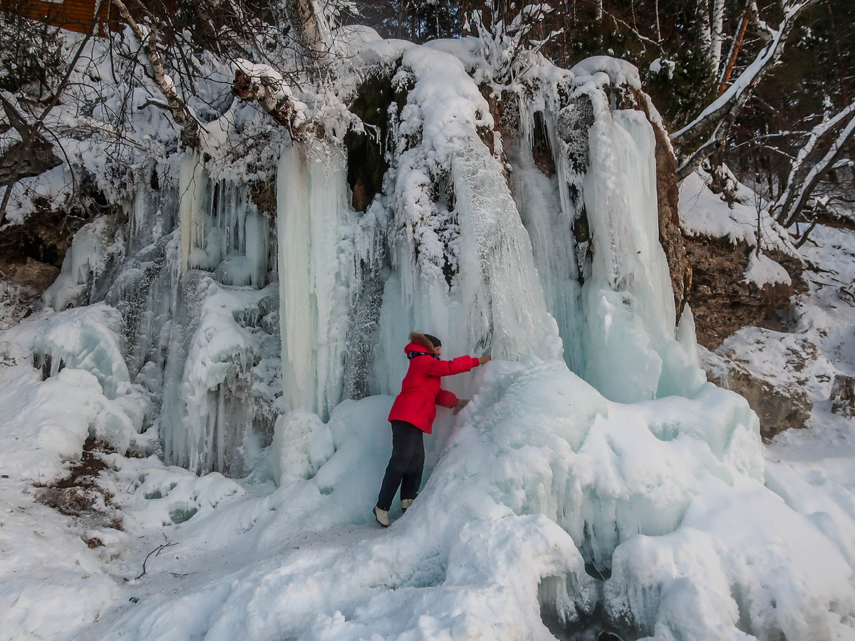 Зимний вид водопада. Фото с землянным козырьком
