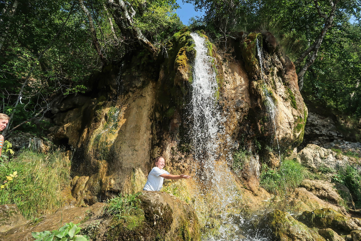 Летний вариант. Фото 2021 года и козырек еще на месте. 