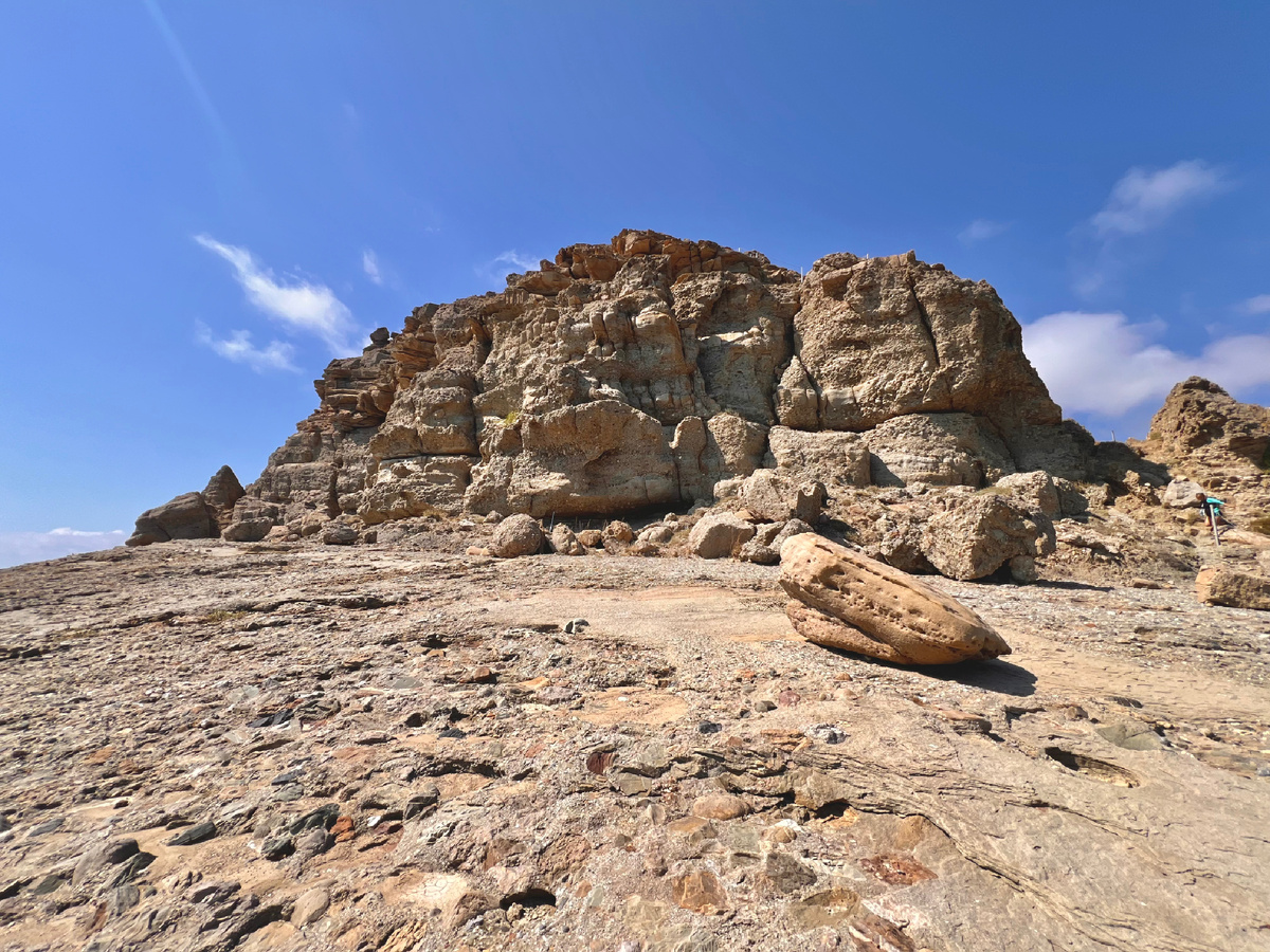 Обрывистые скалы мыса Меганом