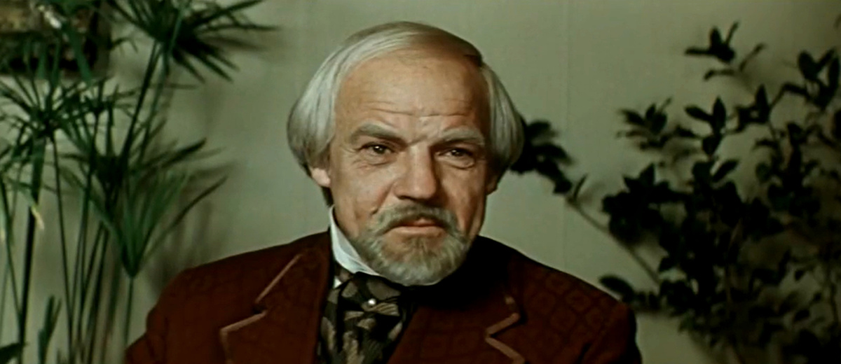 Михаил Глузский в роли Флора Федулыча. Кадр из кинофильма "Последняя жертва", 1975 г., режиссер Пётр Тодоровский, сценаристы Пётр Тодоровский, Владимир Зуев, композитор Исаак Шварц (скриншот)