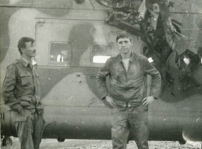 Капитан Шипачёв у вертолёта Ми24 после попадания ПЗРК "Стингер". Афганистан, 04.04.87