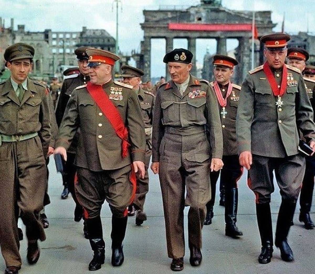 Маршалы Советского Союза Георгий Жуков и Константин Рокоссовский, генерал-фельдмаршал Бернард Лоу Монтгомери. Берлин. Июль 1945 года