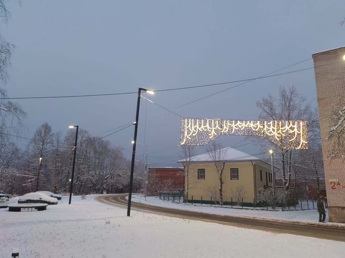 Улица Пасторова и круглогодичные новогодние украшения. 