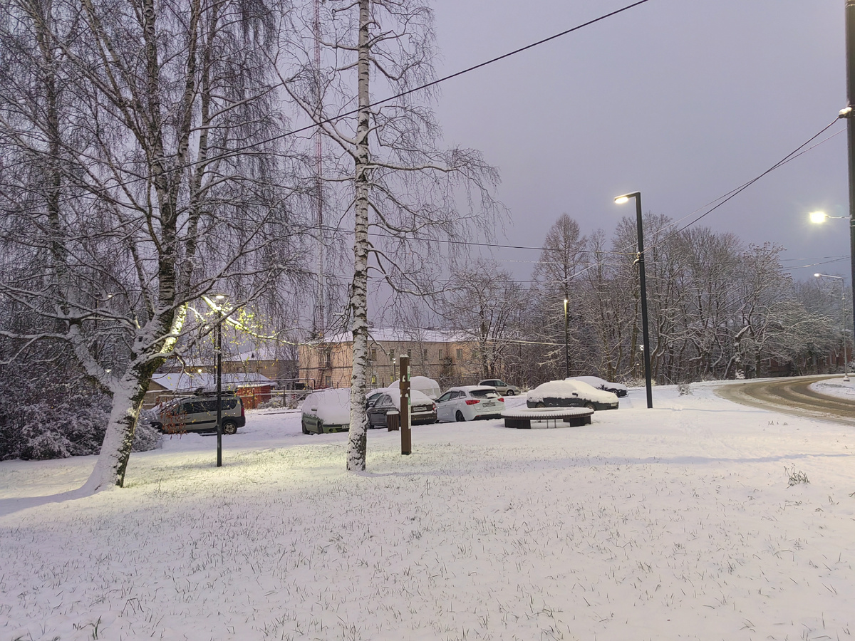 Атмосферная автостоянка.