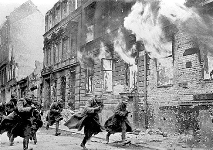 Советские бойцы в Берлине