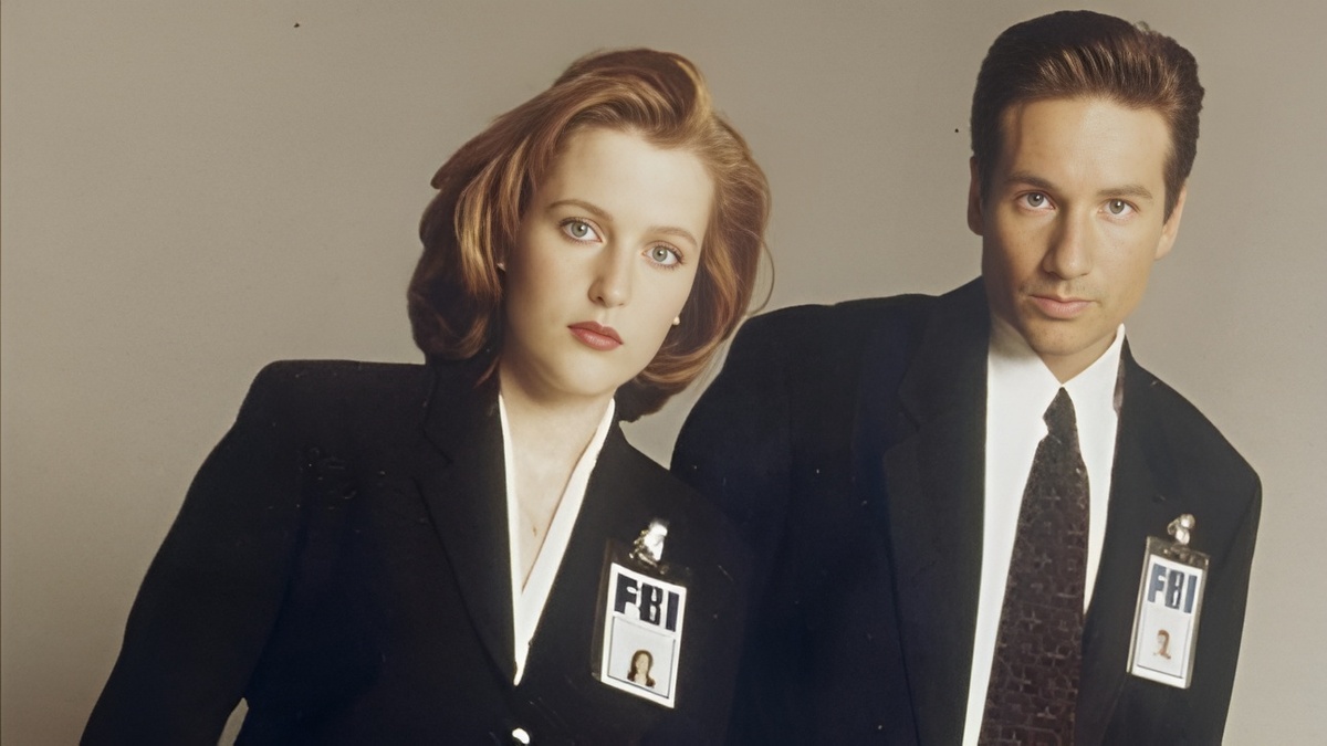 Малдер и Скалли с удостоверениями. Этот кадр стал визитной карточкой сериала