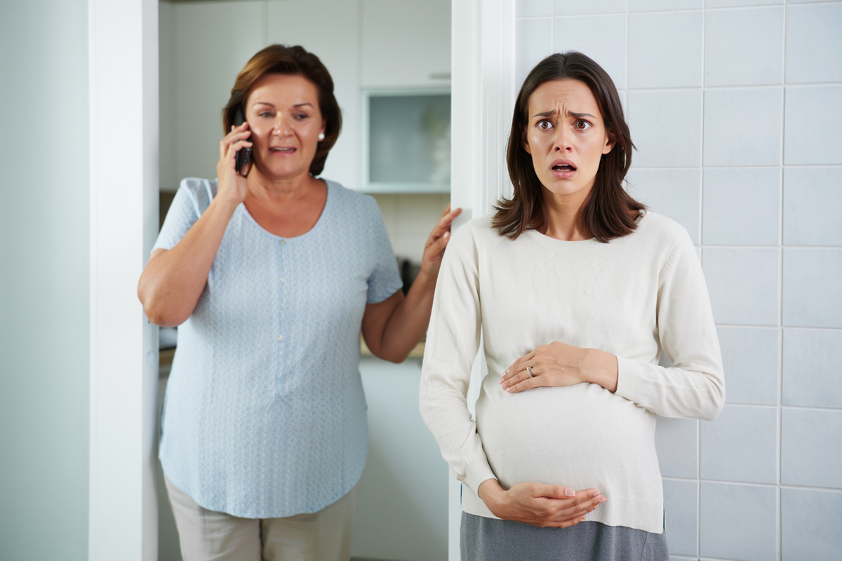 Случайно услышала, как свекровь по телефону обсуждает с подругой план моего перевоспитания после родов