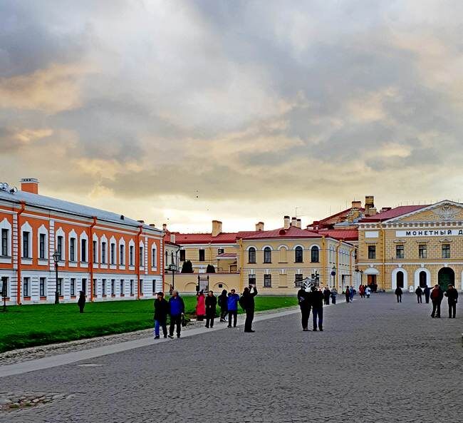 На пути к Соборной площади вдоль бокового южного фасада собора /Фото из личного архива, 2018/
