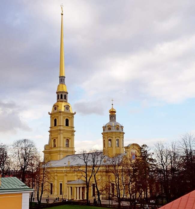 Южный боковой фасад Петропавловского собора, обращённый к центральной аллее /фото из личного архива, 2018/