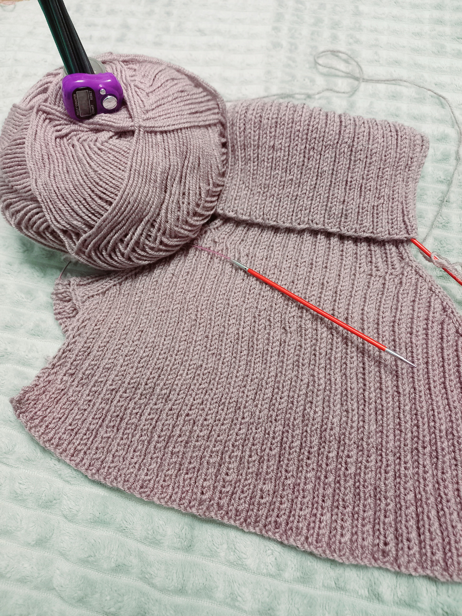 Связала перед, спинку надо довязать. Вяжу реглан погон.