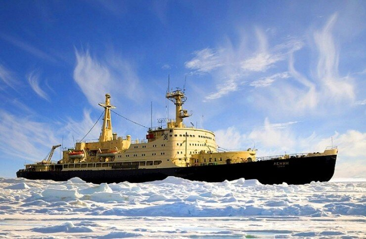 1953, 20 ноября: Советом министров СССР принято постановление о разработке в ЦКБ-15 (ныне - ПАО «ЦКБ «Айсберг»») мощного арктического ледокола с атомной энергетической установкой для проводки кораблей и судов в ледовых условиях Арктики по высокоширотным трассам и СМП, а также для экспедиционного плавания (проект 92 - «Ленин»), 