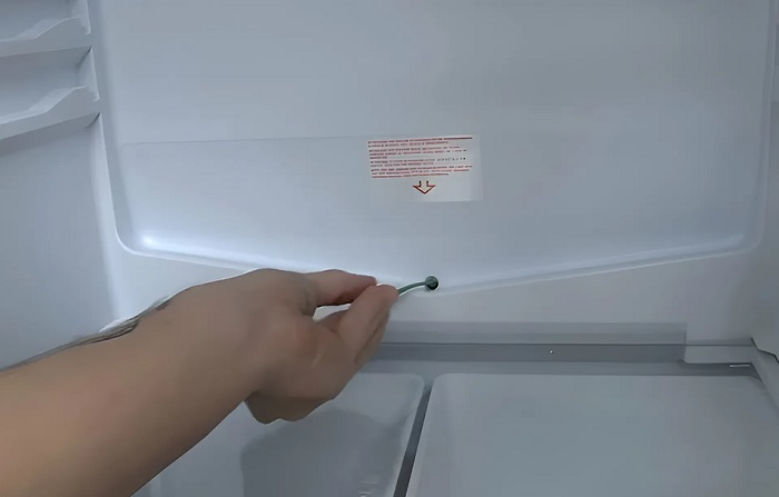 От этого маленького отверстия зависит работа холодильника: о чем идет речь