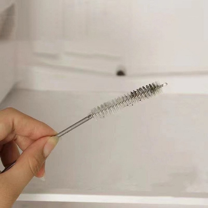 Используйте маленький ершик