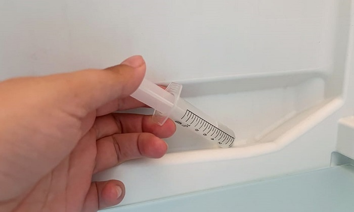 Промойте дренаж водой с помощью шприца