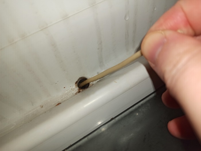 Вытащите ящики с овощами, и вы увидите маленькое отверстие