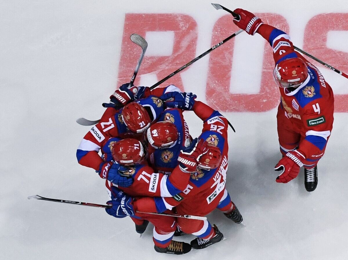    Хоккеисты сборной России радуются заброшенной шайбе© РИА Новости / Евгений Биятов