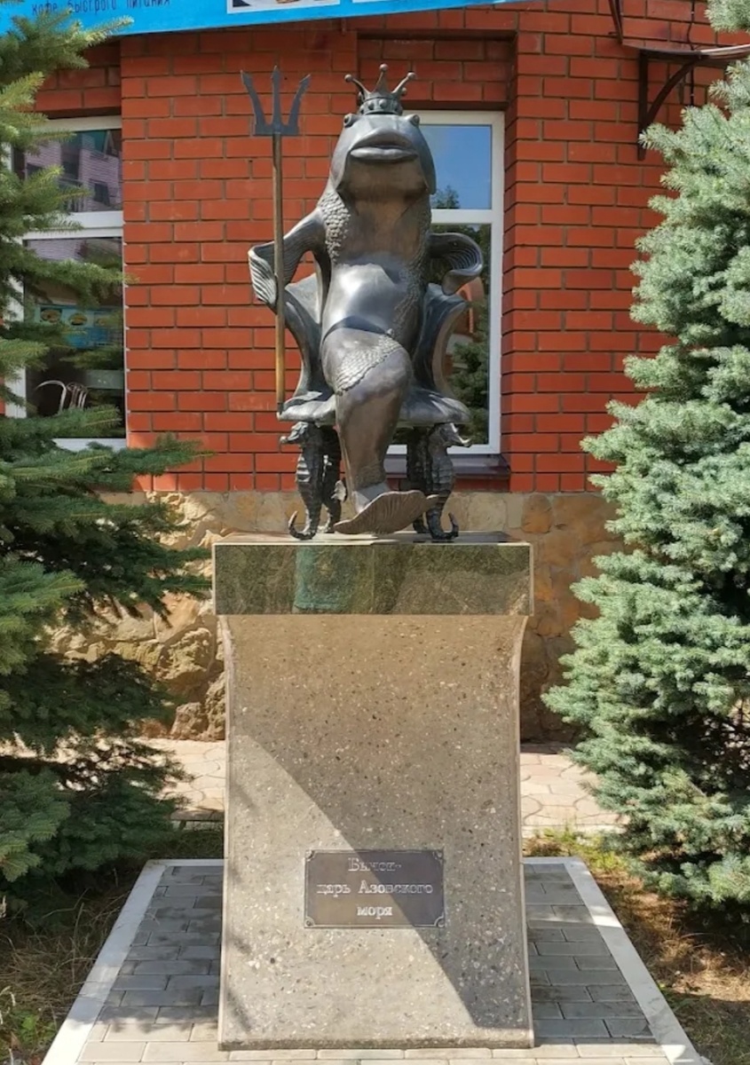 улица Мира, рядом сквер им Пушкина