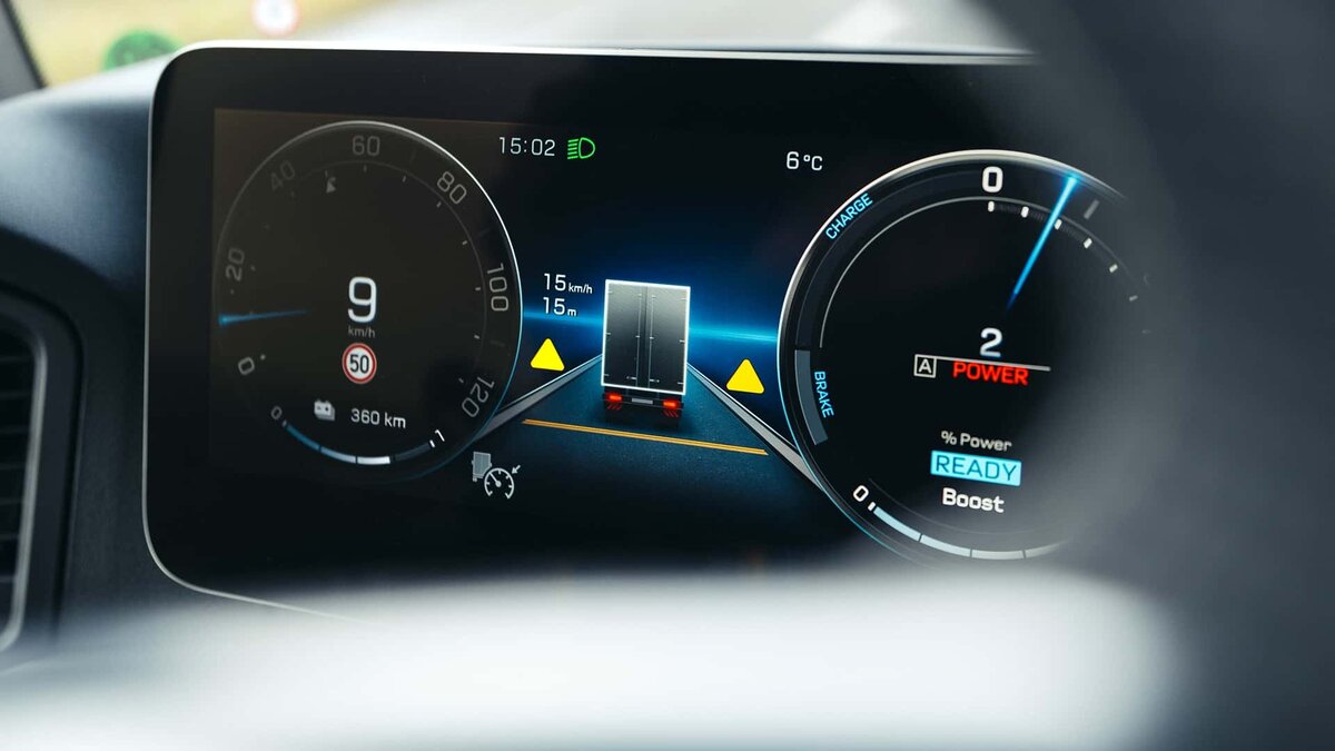 Система Traffic Sign Assist отображает в кокпите Mercedes последние распознанные знаки, и не только ограничения скорости, но и запреты на обгон и другие. 
