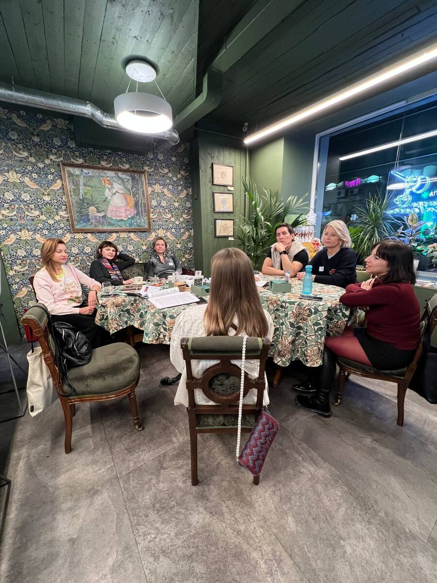 Фото со встречи книжного клуба, на которой мы обсуждаем книгу "Психология влияния"